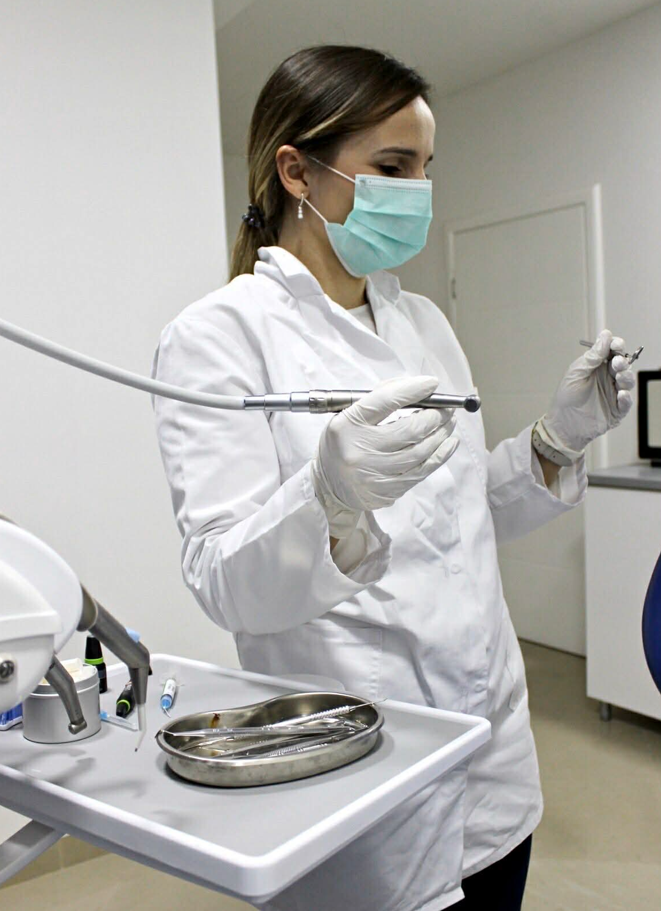 Stomatolog u ordinaciji priprema dentalne instrumente za stomatološki zahvat